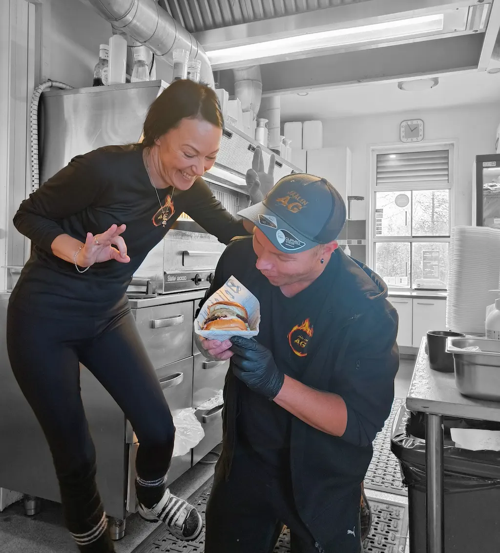 Kuva yrittäjistä, Jennystä ja Leiskasta.